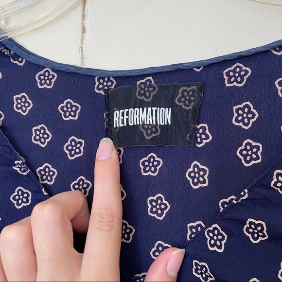 Reformation Floral V Neck Navy Blouse XS - Picture 3 of 6